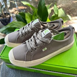 NIB Cariuma OCA Low Mystic Grey Canvas Sneaker matching laces. Womens 9 men’s7.5